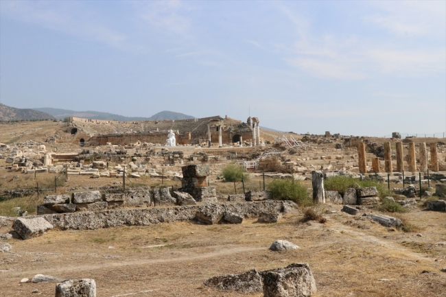 Hierapolis Antik Kenti'ndeki "Hades ile üç başlı köpeği" heykeli yeni yerine taşındı